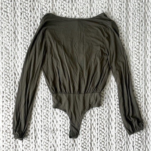 TOBI Deep V-Neck Long Sleeve Bodysuit in Olive Green - Size: S - Picture 4 of 5